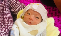 Đau lòng tờ giấy 'Mẹ ngàn lần xin lỗi con' bên bé trai sơ sinh bị bỏ rơi