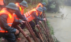 Gần 100 chiến sĩ dầm mưa ngăn sạt lở uy hiếp nhà dân ở Huế