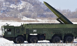 Khoảnh khắc b&#227;i ph&#243;ng UAV tầm xa của Ukraine tr&#250;ng đ&#242;n t&#234;n lửa Iskander từ Nga