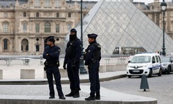 Ph&#225;p truy l&#249;ng 4 đối tượng lấy cắp nhiều b&#225;u vật Ho&#224;ng gia ở Bảo t&#224;ng Louvre