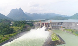Hồ thủy điện Tuy&#234;n Quang đ&#243;ng tiếp 1 cửa xả lũ