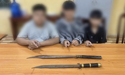 Nh&#243;m thiếu ni&#234;n d&#249;ng đao ch&#233;m nhau để giải quyết m&#226;u thuẫn ở H&#224; Nội