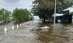 Video triều cường d&#226;ng cao g&#226;y ngập nhiều h&#224;ng qu&#225;n ven ph&#225; Tam Giang