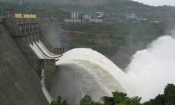 Thủy điện Tuy&#234;n Quang mở cửa xả lũ ứng ph&#243; với mưa lớn