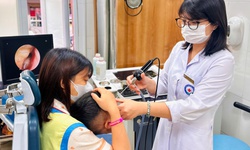 D&#226;y chun đầy mủ trong mũi b&#233; trai suốt 2 th&#225;ng