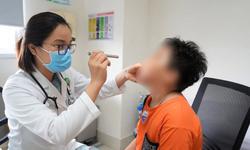 Trẻ viêm mũi xoang nghiêm trọng do nhét dây thun vào mũi lâu ngày