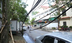 D&#226;y c&#225;p viễn th&#244;ng rối như mạng nhện ở Nghệ An sau b&#227;o