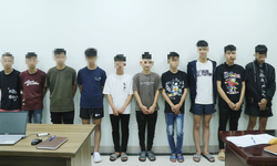 Tạm giữ 20 thanh thiếu niên cầm hung khí, lái xe mô tô tại vòng xuyến ngã 6 Kinh Bắc