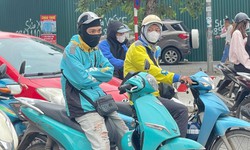 Hà Nội đón gió lạnh đầu mùa, người dân khoác áo ấm xuống phố