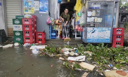Mưa lớn, triều cường d&#226;ng, người d&#226;n ven biển Huế vật lộn giữa biển nước v&#224; r&#225;c thải