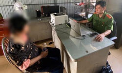 Tr&#244;ng thấy một phụ nữ gieo m&#236;nh xuống s&#244;ng tự tử, 2 người đ&#224;n &#244;ng lao ra ứng cứu