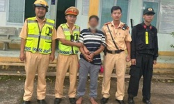 Ghen tu&#244;ng m&#249; qu&#225;ng, cầm dao ch&#233;m 2 người trọng thương tại ph&#242;ng trọ rồi bỏ trốn