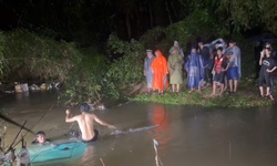 Trục vớt xe taxi điện bị nước lũ cuốn tr&#244;i trong đ&#234;m