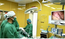 Người đàn ông 68 tuổi bị dị vật kim loại xuyên thủng dạ dày vào tụy