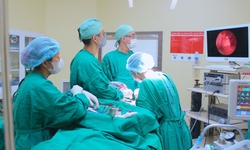 Uống nước chảy ra mũi do thủng xoang hàm sau nhổ răng khôn