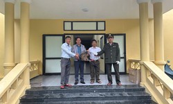 Khỉ đuôi lợn quý hiếm 'đi lạc' được giao nộp cho cơ quan chức năng