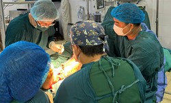 Nối th&#224;nh c&#244;ng cổ ch&#226;n gần đứt rời sau tai nạn giao th&#244;ng