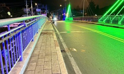 Hai anh em b&#225;n b&#225;nh chi&#234;n bị đ&#226;m giữa cầu, em trai 16 tuổi tử vong