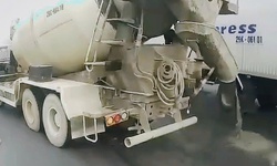 Xe bồn làm đổ bê tông tươi xuống đường Hà Nội, tài xế bị tạm giữ bằng lái