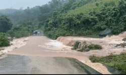 Mưa to, nhiều nơi tại Quảng Trị ngập lụt, học sinh phải nghỉ học