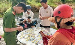 Người phụ nữ bán vé số thoát nạn khi bị nước lũ cuốn trôi cùng xe máy