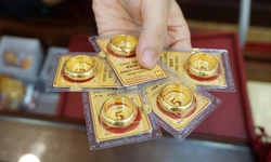 Giá vàng hôm nay ngày 27/10 đồng loạt giảm mạnh