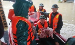 Nước lũ ở Huế l&#234;n nhanh, qu&#226;n đội d&#249;ng ca n&#244; đưa sản phụ đến cơ sở y tế