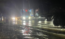 Quốc lộ 1A bị ngập, lượng lớn xe &#249;n ứ