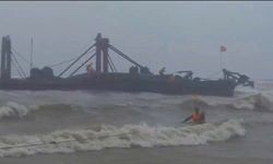 Ứng cứu thuyền vi&#234;n tr&#234;n t&#224;u h&#224;ng tr&#244;i dạt, mắc kẹt tại Quảng Trị