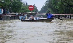 Người d&#226;n sống b&#234;n Kinh th&#224;nh Huế: &#39;Nước l&#234;n rất nhanh, c&#243; lẽ chỉ thua lũ năm 1999&#39;