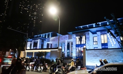 Nh&#224; hoang giữa phố &#39;lột x&#225;c&#39; ngoạn mục