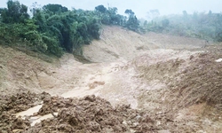 Nổ lớn trong đ&#234;m, 5 th&#244;n bị chia cắt do sạt lở n&#250;i