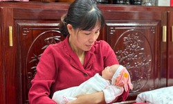 Nữ hiệu phó trường mầm non bất ngờ 'nhặt' được bé gái sơ sinh khi đi tập thể dục