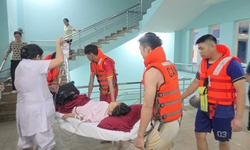 Bộ Y tế y&#234;u cầu cơ sở y tế khu vực miền Trung trực 24/24, sẵn s&#224;ng cấp cứu cho nạn nh&#226;n do mưa lũ g&#226;y ra