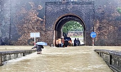 Mưa lớn gây ngập và sạt lở, Huế vẫn còn nhiều điểm chưa thể thông xe