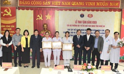 Bộ Y tế và UBND tỉnh Nghệ An trao Bằng khen cho 1 tập thể, 8 cá nhân dũng cảm bảo vệ bệnh nhân tại Bệnh viện Sản Nhi Nghệ An