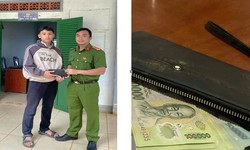 Nhặt được v&#237; tiền gần 30 triệu đồng, 2 học sinh c&#243; h&#224;nh động bất ngờ
