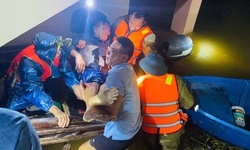 Cứu 2 người đi bắt chim bị nước lũ cuốn tr&#244;i ở Huế