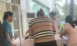 Huế: Điều dưỡng bệnh viện v&#224; người đi đường kịp thời gi&#250;p sản phụ &#39;vượt cạn&#39; giữa mưa lũ