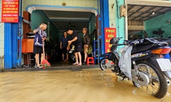 Lũ bủa vây Kinh thành Huế, người dân gồng mình giữa biển nước