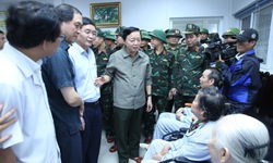Ph&#243; Thủ tướng Ch&#237;nh phủ thăm v&#224; động vi&#234;n nh&#226;n vi&#234;n y tế, người bệnh v&#249;ng lũ ở Huế