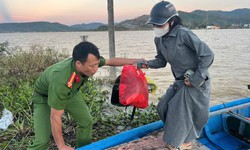 C&#244;ng an x&#227; vượt lũ giải cứu mẹ con sơ sinh bị c&#244; lập