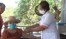 &#39;L&#225; chắn&#39; ti&#234;m chủng ở bu&#244;n l&#224;ng