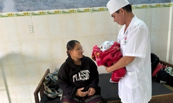 Qu&#226;n y hỗ trợ thai phụ v&#249;ng bi&#234;n kh&#243; sinh &#39;vượt cạn&#39; khi mưa lũ chia cắt