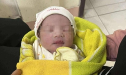 Ph&#225;t hiện ch&#225;u b&#233; c&#242;n nguy&#234;n d&#226;y rốn trong căn nh&#224; hoang