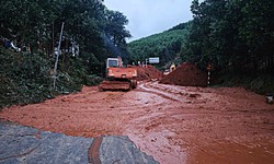 Bộ Xây dựng cảnh báo nguy cơ đâm va cầu vượt sông, lệnh khắc phục sạt lở thông tuyến cứu trợ