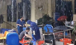 B&#225;c sĩ, nh&#226;n vi&#234;n y tế ở Huế xắn tay dọn b&#249;n, đảm bảo kh&#225;m chữa bệnh sau lũ