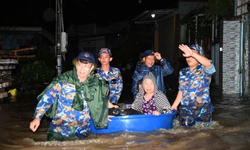 Lực lượng hải qu&#226;n xuy&#234;n đ&#234;m hỗ trợ người d&#226;n bị ngập s&#226;u ở L&#226;m Đồng