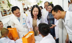 Ph&#243; Chủ tịch nước V&#245; Thị &#193;nh Xu&#226;n dự chương tr&#236;nh &#39;Lồng đ&#232;n thắp s&#225;ng ước mơ&#39; với trẻ em ngh&#232;o Cần Thơ