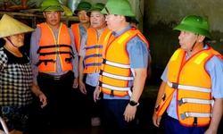 Kh&#244;ng để người d&#226;n v&#249;ng lũ thiếu đ&#243;i